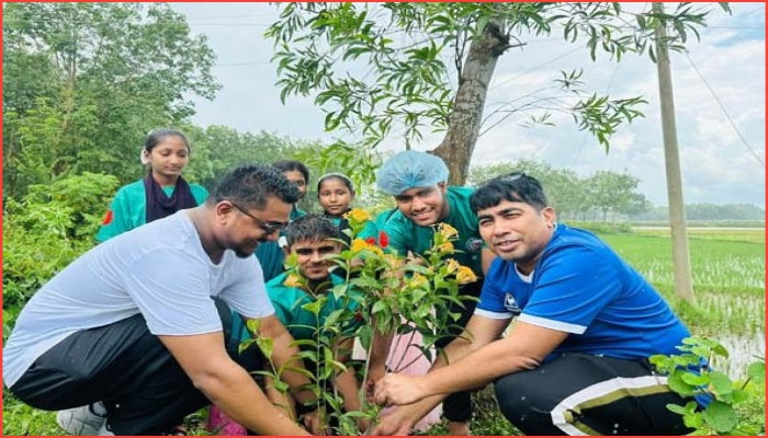 চুনারুঘাটে কৃষ্ণছুড়া ও রঙ্গন ফুলের গাছ রোপণ কার্যক্রম চুনারুঘাটে কৃষ্ণছুড়া ও রঙ্গন ফুলের গাছ রোপণ কার্যক্রম