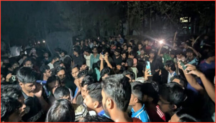 চট্টগ্রাম বিশ্ববিদ্যালয়ে ছাত্রী হেনস্তাকে কেন্দ্র করে তুমুল সংঘর্ষ, আহত অন্তত ৬০ চট্টগ্রাম বিশ্ববিদ্যালয়ে ছাত্রী হেনস্তাকে কেন্দ্র করে তুমুল সংঘর্ষ, আহত অন্তত ৬০