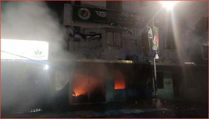 জাতীয় পার্টির কেন্দ্রীয় কার্যালয়ে হামলা-অগ্নিসংযোগ জাতীয় পার্টির কেন্দ্রীয় কার্যালয়ে হামলা-অগ্নিসংযোগ