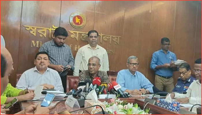 দুর্গাপূজায় মদ-গাঁজা চলবে না, ২৪ ঘণ্টা মণ্ডপে নিরাপত্তা: স্বরাষ্ট্র উপদেষ্টা