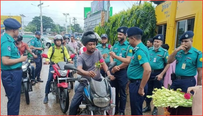 হেলমেট পরা চালকদের ফুল দিয়ে শুভেচ্ছা জানালেন পুলিশ কমিশনার হেলমেট পরা চালকদের ফুল দিয়ে শুভেচ্ছা জানালেন পুলিশ কমিশনার