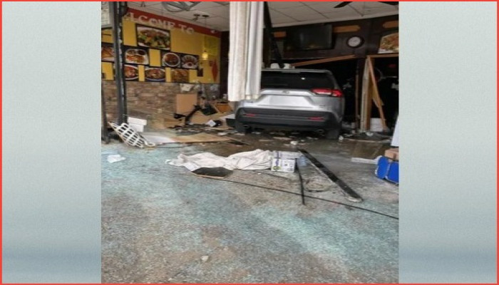 ব্লুমফিল্ড টাউনশিপে রেস্তোরাঁয় গাড়ি ঢুকে আহত ৬