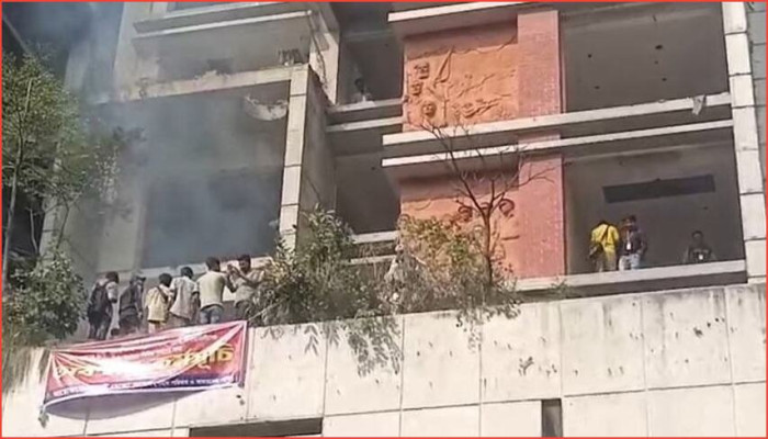 ঢাকায় আওয়ামী লীগের কেন্দ্রীয় কার্যালয়ে আগুন
