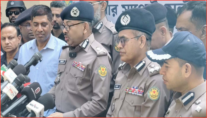 পুলিশকে টার্গেট করে নাশকতা, নাগরিকরাই ভুক্তভোগী হবে : ডিএমপি প্রধান