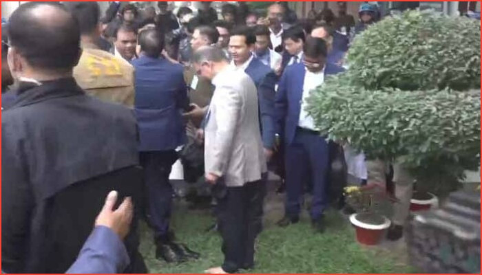 জুতা খুলে মাতৃভূমিতে পা রাখলেন তারেক রহমান