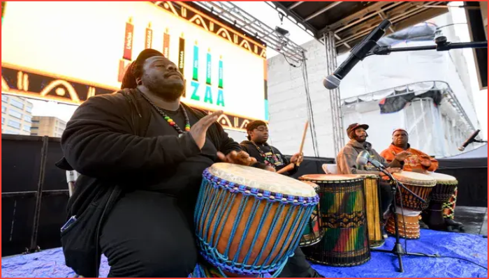 শীতের ধূসর বিকেলে উষ্ণতার আগুন :ডেট্রয়েটে কুয়ানজা উৎসবের সূচনা