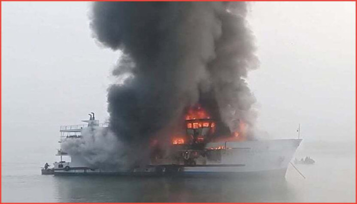 সেন্টমার্টিনগামী জাহাজে আগুন, বড় ধরনের প্রাণহানি এড়ানো গেলো