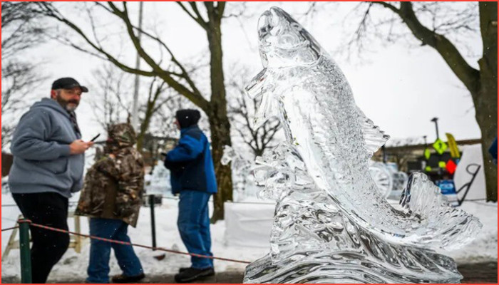 প্লাইমাউথ বরফ উৎসবে পরিবারদের উচ্ছ্বাস