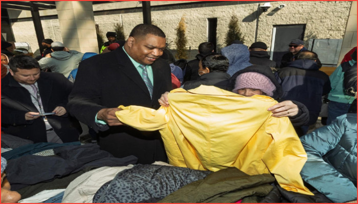 মেয়র মার্টি স্মল সিনিয়রের উদ্যোগে আটলান্টিক সিটিতে শীতবস্ত্র বিতরণ