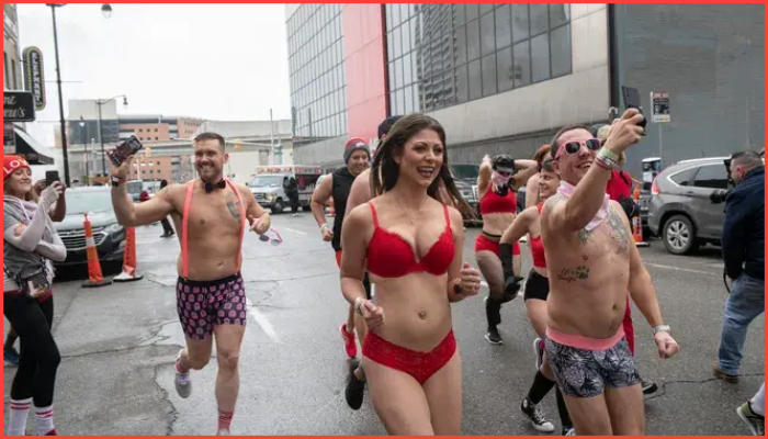 ভ্যালেন্টাইনস ডেতে ডেট্রয়েটে উন্মুক্ত পোশাক দৌড়