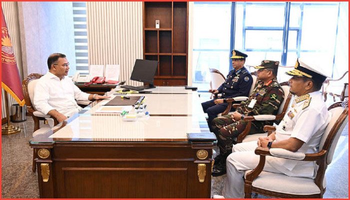 প্রধানমন্ত্রীর সঙ্গে তিন বাহিনীর প্রধানের সাক্ষাৎ