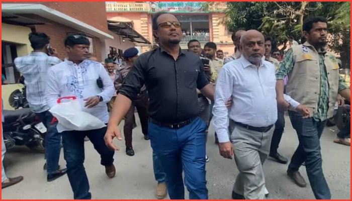 বরিশালে এজলাস ভাঙচুর, আইনজীবী সমিতির সভাপতি গ্রেপ্তার