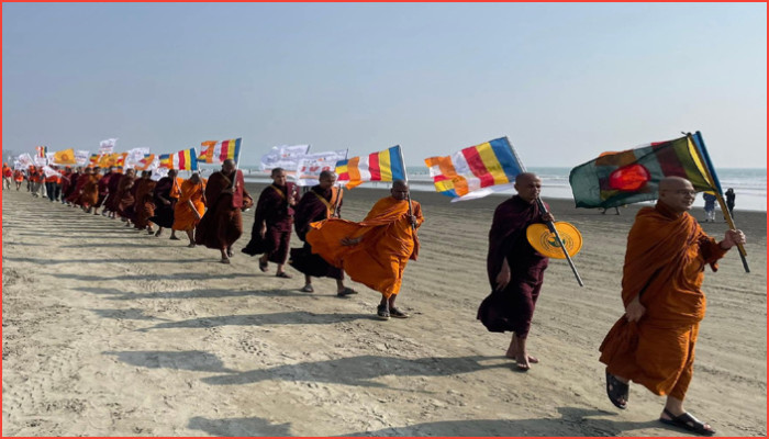 কক্সবাজার থেকে ঢাকার পথে বৌদ্ধ ভিক্ষুদের শান্তির পদযাত্রা