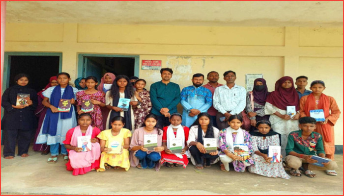 চা শ্রমিক পরিবারের সন্তানদের বই উপহার দিল শব্দকথা প্রকাশন