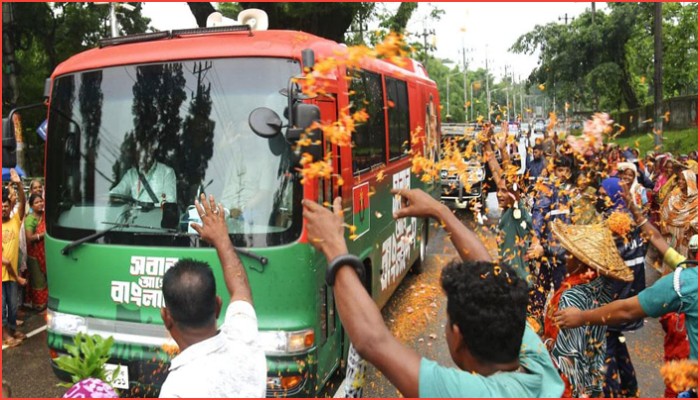 বৃষ্টি মাথায় নিয়ে প্রধানমন্ত্রীকে বরণ করলেন চা শ্রমিকরা