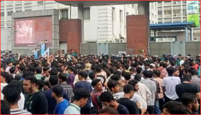 শিক্ষার্থীদের হুঁশিয়ারি : রাত ১০টার মধ্যে পদত্যাগ না করলে ‘লংমার্চ টু সচিবালয়’