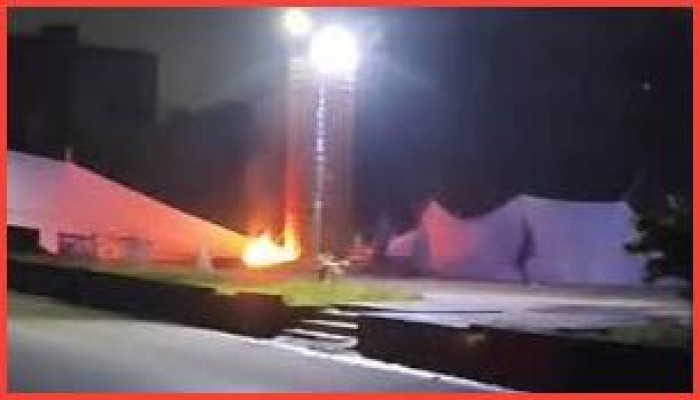 নারায়ণগঞ্জে জুলাই শহীদ স্মৃতিস্তম্ভে আগুন দিয়েছে দুর্বৃত্তরা