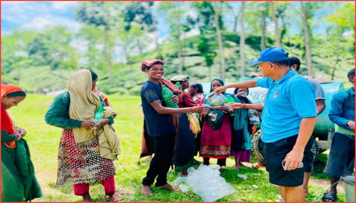 তীব্র গরমে চা শ্রমিকদের পাশে জেরিন চা বাগান ব্যবস্থাপক