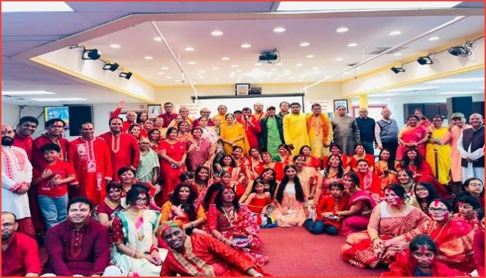 সিঁদুরের রঙে বিজয়া, বিষাদের  সুরে মিশিগানে দেবীর বিদায়